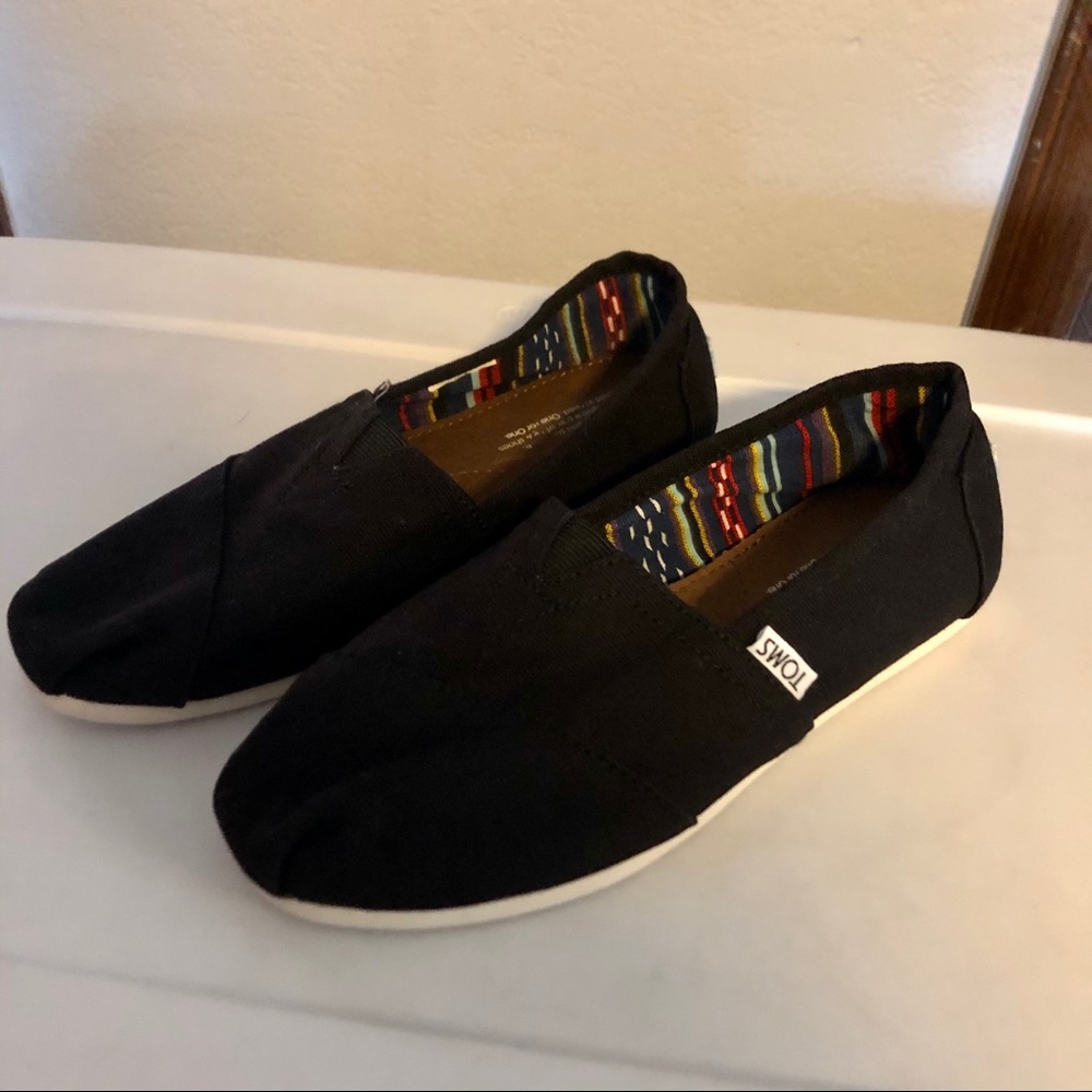 TOMS classic black shoes